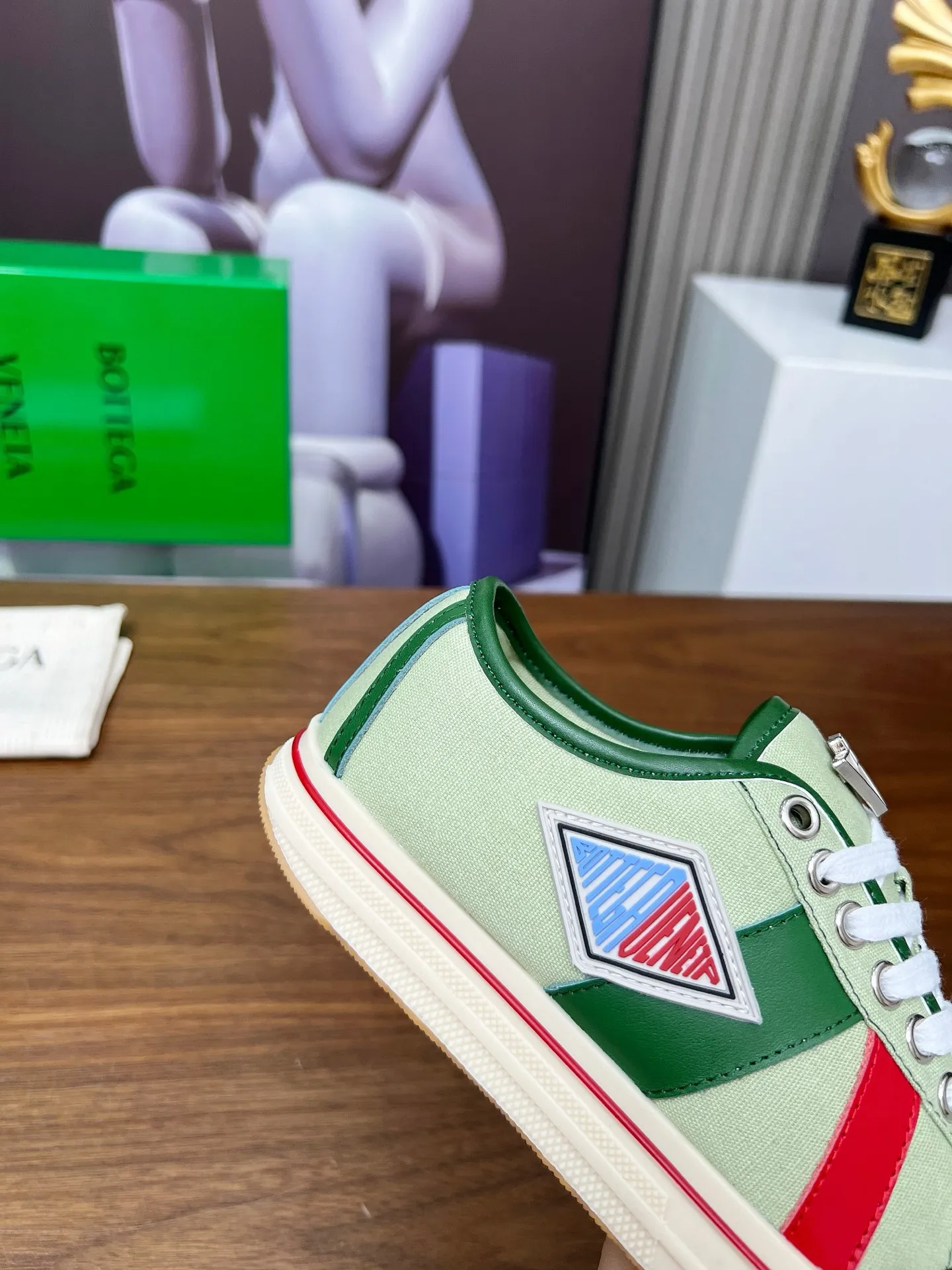 Men's men's shoes 💰500💰 Bottega Veneta BV's latest Eliot series retro basketball shoes casual sports canvas shoes will become gods once it is launched‼ ️ Inspired by retro basketball sneakers, the color combination highlights youthful vitality and perfectly interprets the theme of youth and childlike innocence. The details are also very particular. The summer canvas brings excellent durability and comfort. Designs such as calfskin trim, rubber toe caps and hand-painted retro red lines are full of retro feel. The round toe and convex sole add a modern feel and are suitable for various styles. Easily create a fashionable atmosphere. The upper foot is the focus...can be worn as a couple's shoes...The red lines on each shoe edge are hand-painted, which adds more taste and attitude! ✦Fabric: Original customized high-density canvas + cowhide ✦Inner: original customized breathable canvas ✦Insole: movable latex cowhide insole ✦Sole: original molded non-slip and wear-resistant TPU material ✦Sole thickness: 3cm, low-profile, single shoe ✦Number of sizes: female size 35--40, female 40 is customized and non-returnable❕ ✦Number: male size 39--45, male 45 is customized and non-returnable❗️